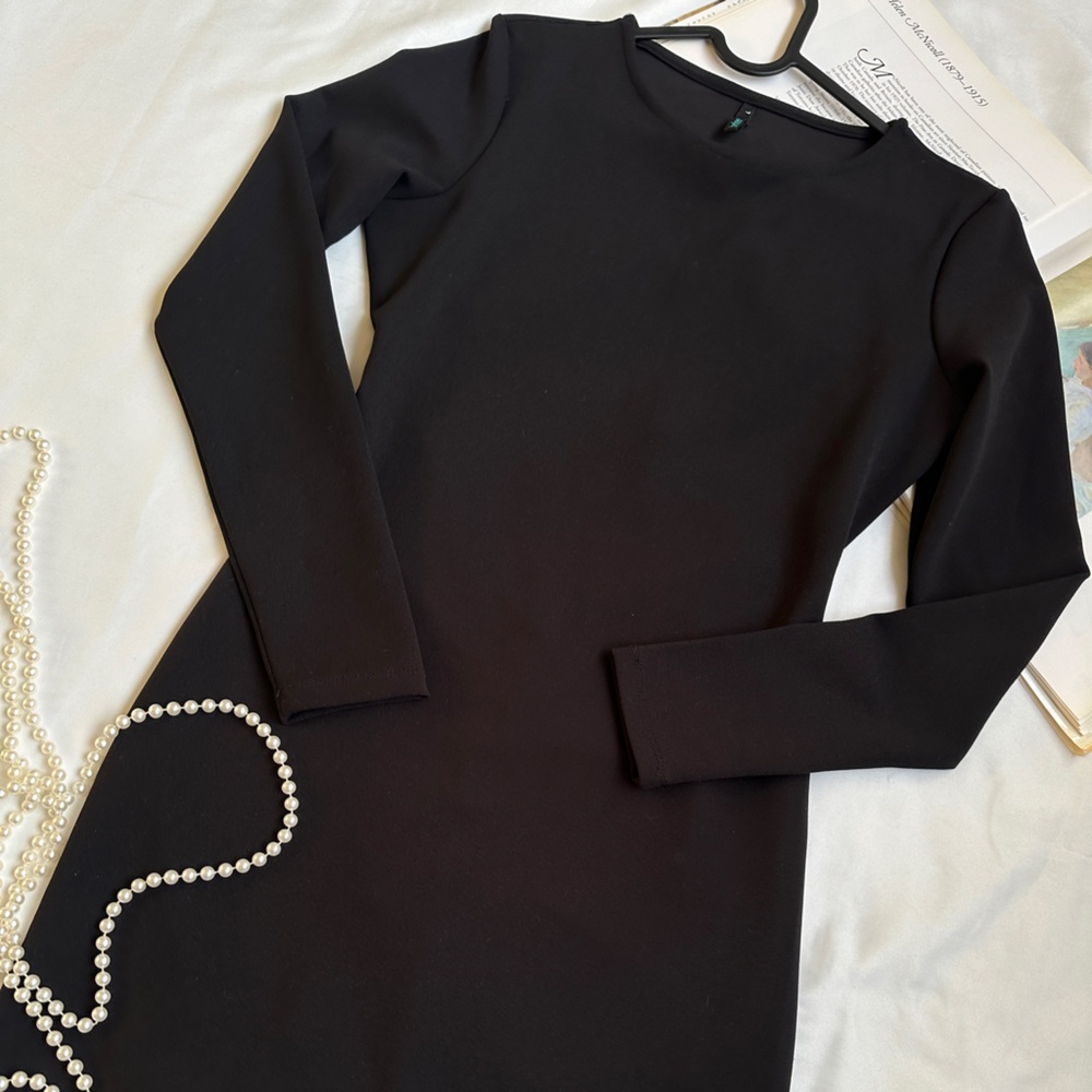 3/50$Black Long Sleeve Dress open back
